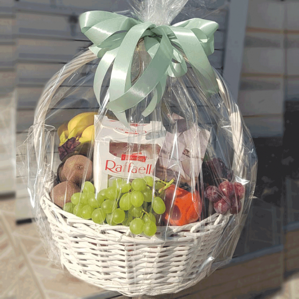 Корзина с фруктами 6 кг. и  Raffaello в Алупке