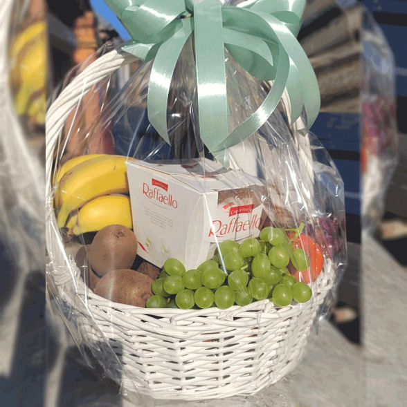 Корзина с фруктами 6 кг. и  Raffaello в Алупке