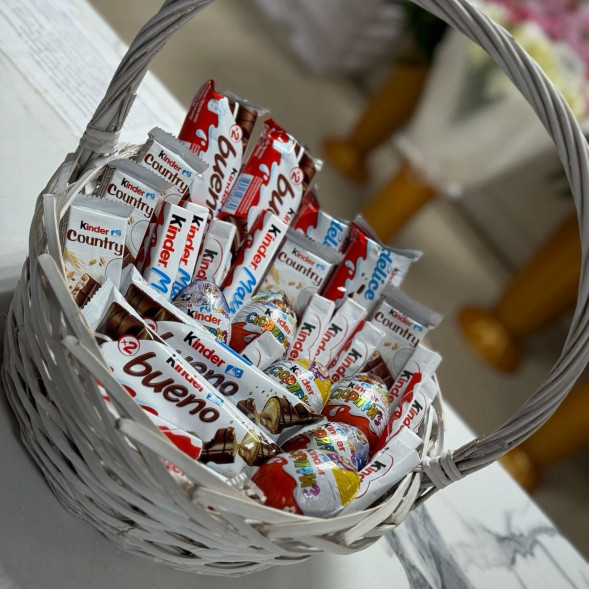 Корзина из сладостей Киндер в Алупке