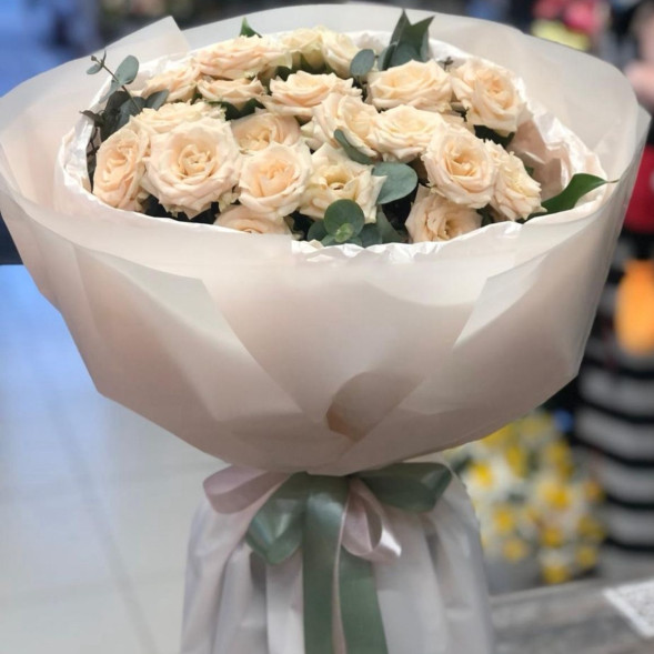 7 кремовых кустовых роз с эвкалиптом в Алупке
