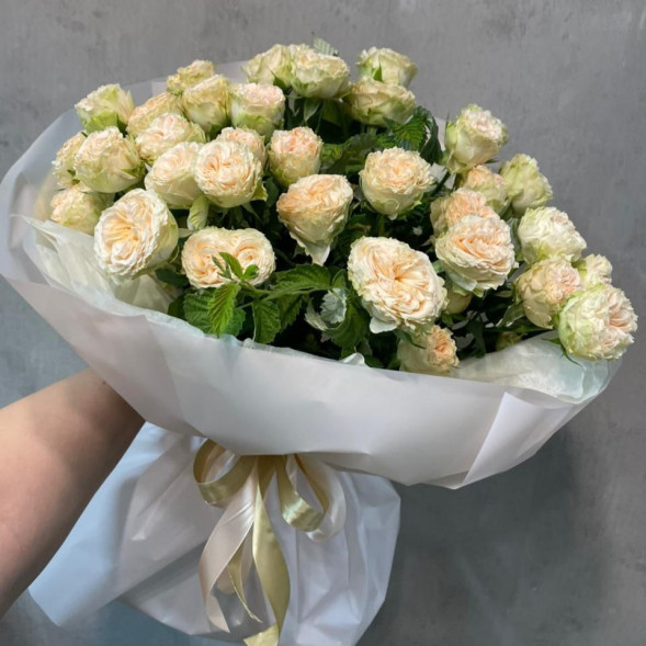 9 кустовых роз в упаковке в Алупке