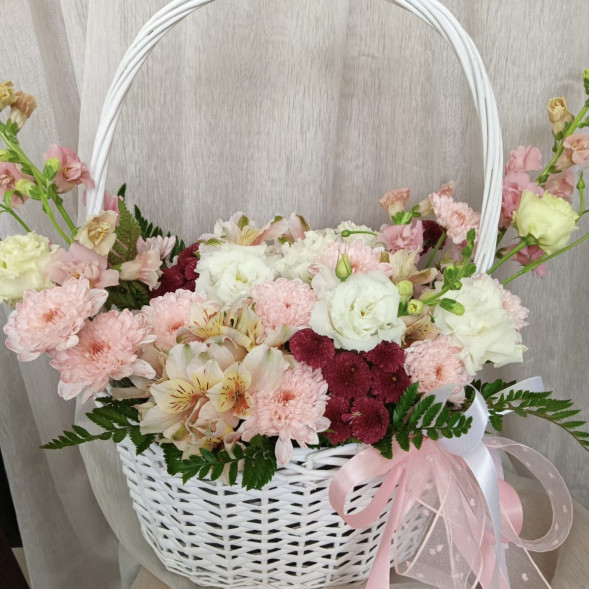 Композиция в корзине «Симпатичная лодочка» в Алупке