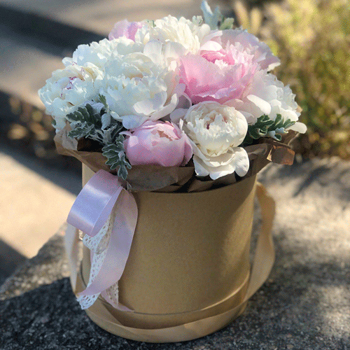 Пионы в шляпной коробке в Алупке