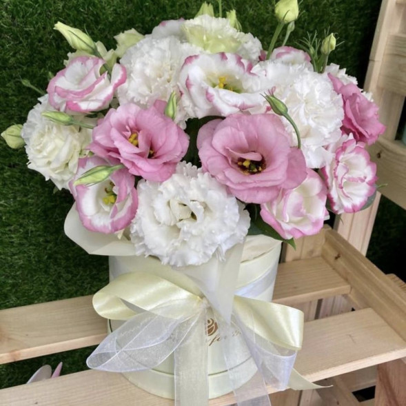 Коробочка с эустомами в Алупке