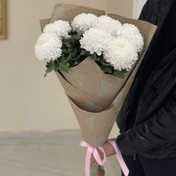 Букет 7 белых одноголовых хризантем в крафте в Алупке