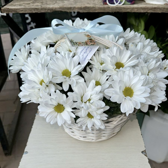 Композиция  «Хризантемы в корзине» в Алупке
