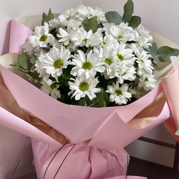 Букет  из 7 белых кустовых хризантем в упаковке в Алупке
