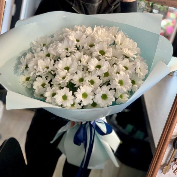 Букет 7 белых кустовых хризантем в Алупке