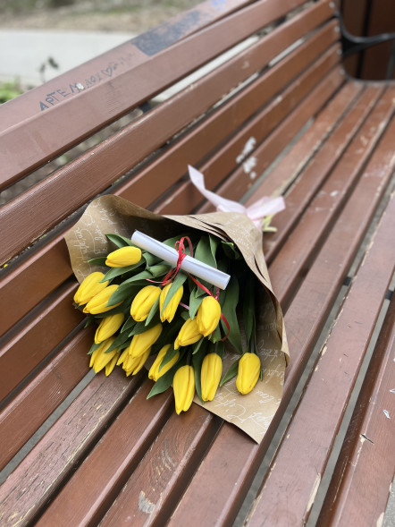 15 жёлтых тюльпанов в Алупке