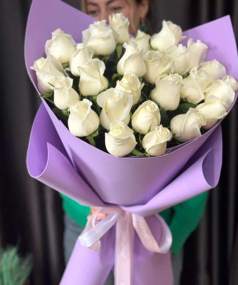 25 белых роз в упаковке Эквадор в Алупке