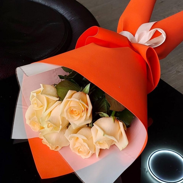 Букет 7 кремовых роз в упаковке в Алупке