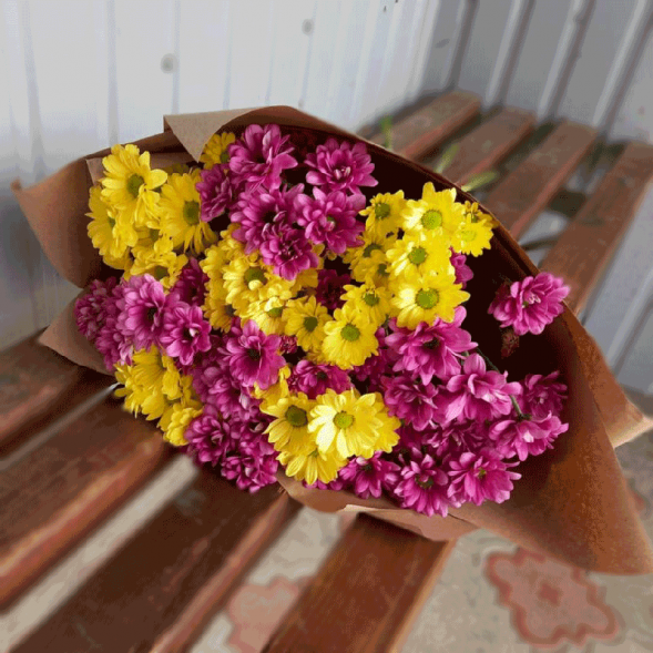 Букет 7 жёлтых и розовых хризантем микс в Алупке
