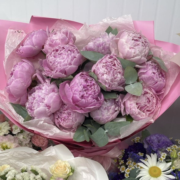 Букет 13 нежных пионов в упаковке в Алупке
