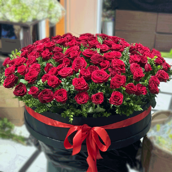 101 красная роза в шляпной коробке в Алупке