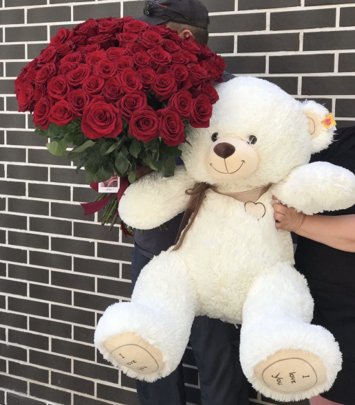 Подарочный набор из 51 красной розы и большого плюшевого мишки в Алупке