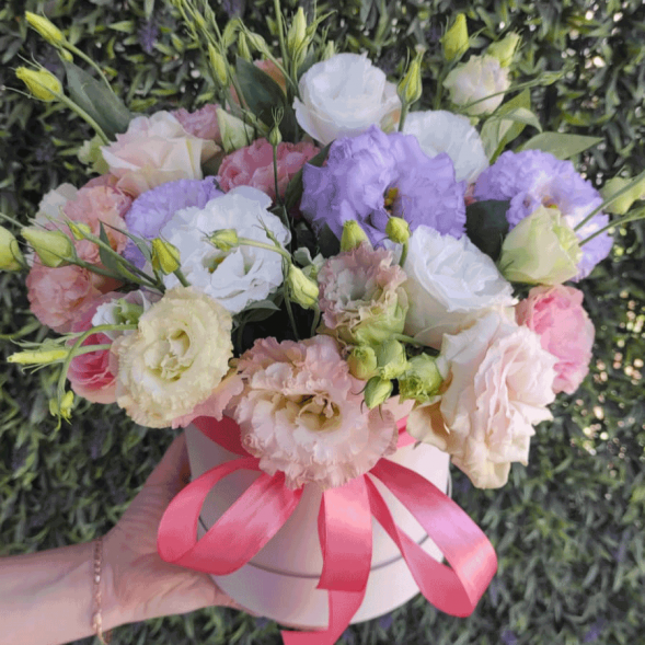 Нежный микс эустом в шляпной коробке в Алупке